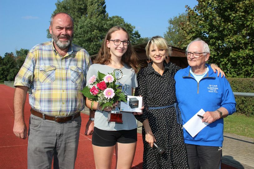 Der Silber-Pokal des SV Linde Schönewalde ging auch an die Sportlerin Laura Nehring.