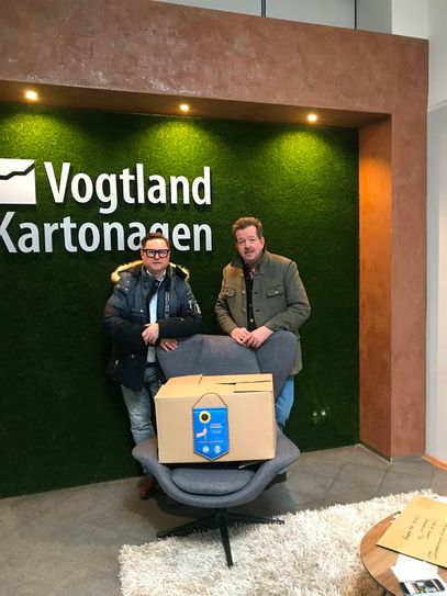 Hagen Sczepanski vom Lions-Club Reichenbach (li.) und Stephan Trutschler bei der Übergabe der Kleidung.