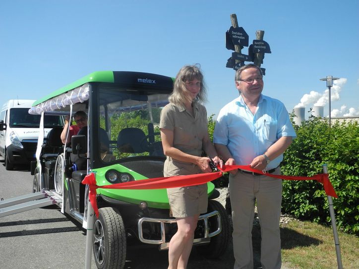 Mit einem Elektromobil können Menschen wie Rollstuhlfahrerin Elke Köhler (li.) künftig unkompliziert den Lausitzer Findlingspark kennen lernen. Eingeweiht wurde das Fahrzeug vergangene Woche. Mit dabei waren Elvira Mirle (Behinderten-Beauftragte des Landkreises Görlitz) und Ulrich Klinkert (Vorsitzender des Fördervereins Findlingspark Nochten). Foto: Andreas Kirschke