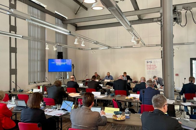 Das Plenum des RBA bei seiner zweiten Sitzung in der Energiefabrik Knappenrode bei Hoyerswerda. Foto: Andreas Gosch