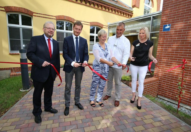 Das neue Ambulanzzentrum wurde am 6. August offiziell Eingeweiht. Roberto Schimana (Vertreter des Eigentümers, Vorstand Diakoniestiftung in Sachsen), Michael Kretschmer (Ministerpräsident des Freistaates Sachsen), Heike Böhm (Bürgermeisterin der Stadt Rothenburg), Jaroslaw Zalewski (Ärztlicher Leiter MVZ, Facharzt für Orthopädie und Unfallchirurgie) und Anja Müller (Leiterin MVZ/Röntgen/Ambulanz) zerschnitten ein Band. Foto: MUH