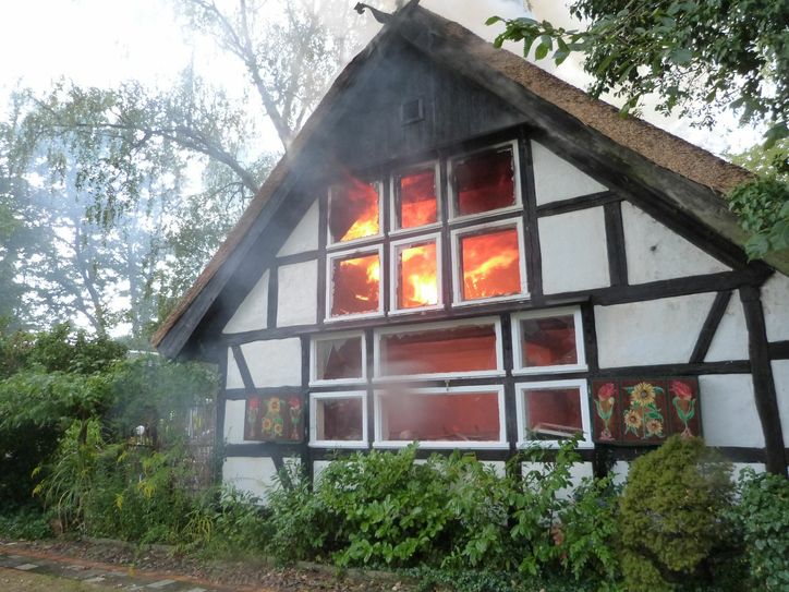 Nach einem Blitzeinschlag brannte ein Haus im Cottbuser Ortsteil Branitz.