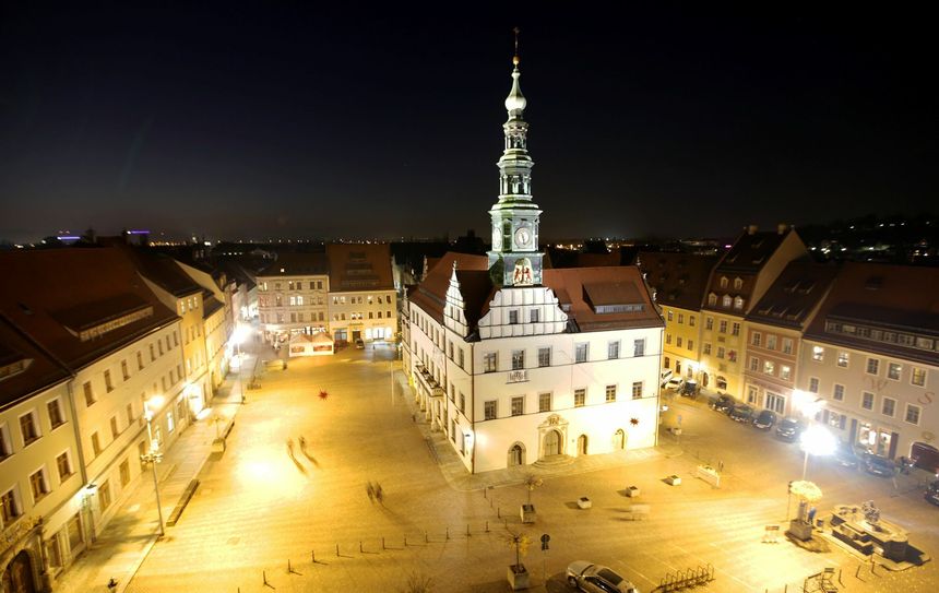 Der Marktplatz von Pirna soll noch stärker zum Raum von Interaktion, Kommunikation und Kultur werden. Dafür reifen Überlegungen, den Durchgangsverkehr dauerhaft zu unterbinden.     Foto: D. Förster
