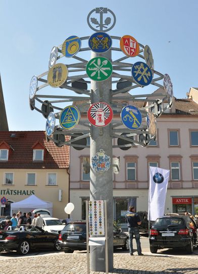 Mit einer Höhe von 7,45 Meter und einem Durchmesser von 4 Metern ist der Riesaer Zunftbaum am Rathausplatz nicht zu übersehen. In diesen Tagen feierte er seinen 15. Geburtstag.      Foto: Farrar