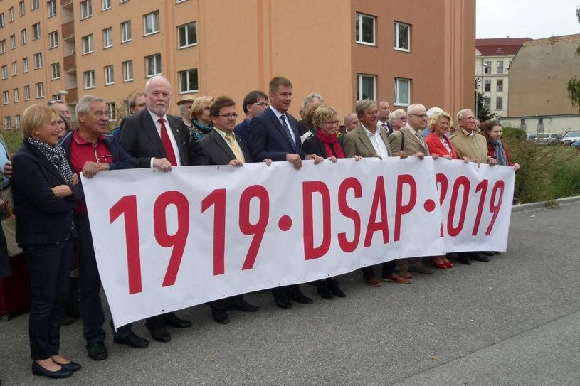 Die Mitglieder der Masary-Akademie Prag enthüllten ein Spruchband zum Jubiläum.