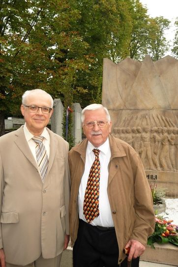 Vladimir Spidla und Klaus Fiedler (v. li.) vor dem Grabmal.  Fotos: Fiedler/privat