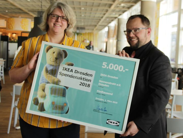 Ikea-Hausleiterin Claudia Pfau und Andreas Führlich vom Sonnenstrahl e.V.