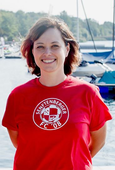 Katja Beuthan (38), Vereinsvorsitzende des Senftenberger FC 08. Foto: Verein / Grafik: Peter Aswendt