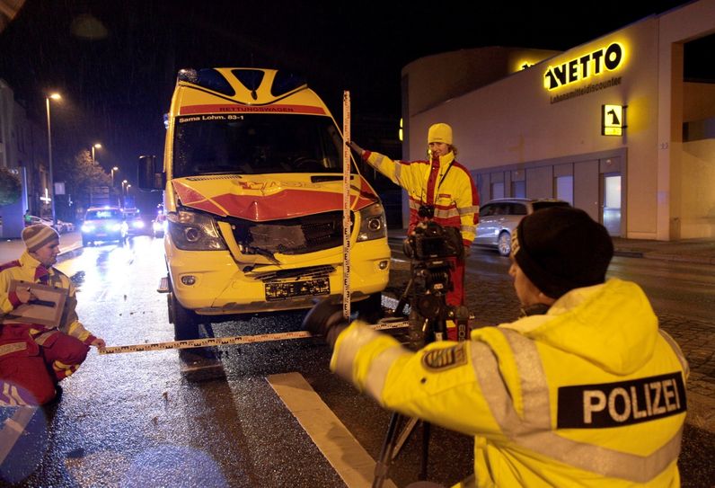 Polizei und Unfallforschung am Rettungswagen an der B 172 in Pirna. Foto: D. Förster