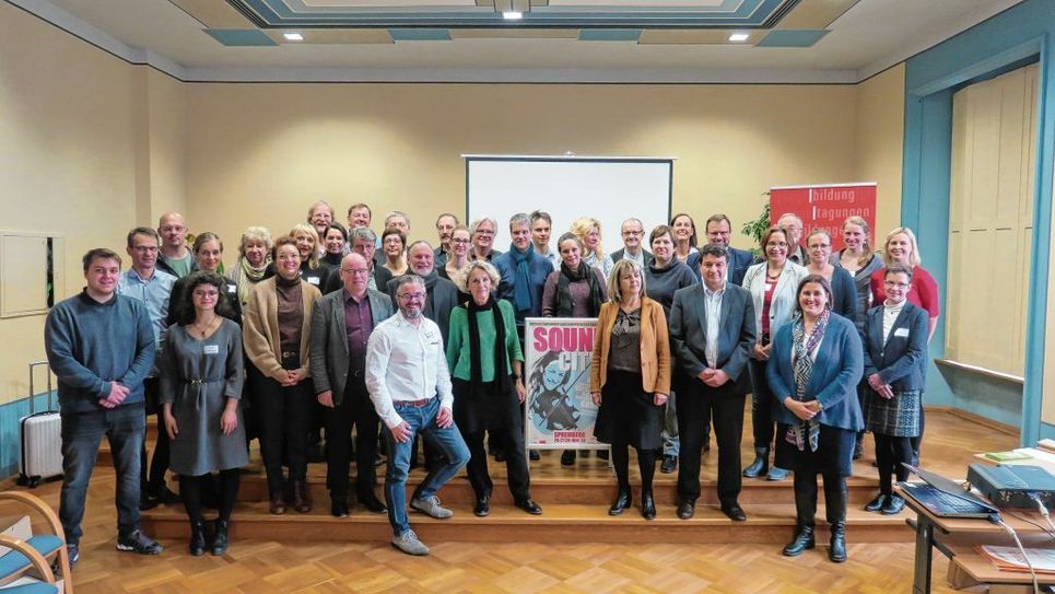 Am 14. und 15. November waren die Schulleitungen der 35 öffentlichen Musik- und Kunstschulen im Land Brandenburg zu Gast in Spremberg. Hier bekamen sie Einblicke in die Planungen des großen Festival. Bei einem Rundgang wurden ihnen auch die künftigen Bühnenstandorte in der Stadt vorgestellt. Foto: Dany Dawid