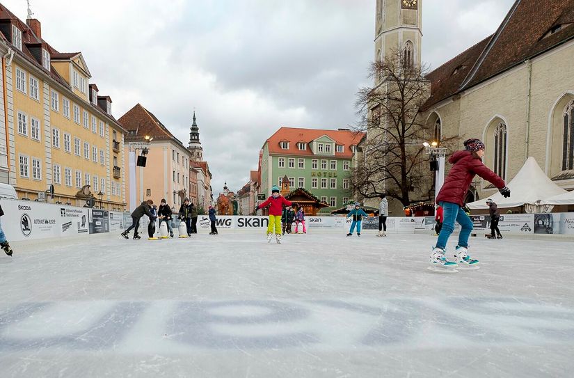 Eislaufen auf dem Obermarkt gibt’s vom 25. November 2022 bis 1. Januar 2023.