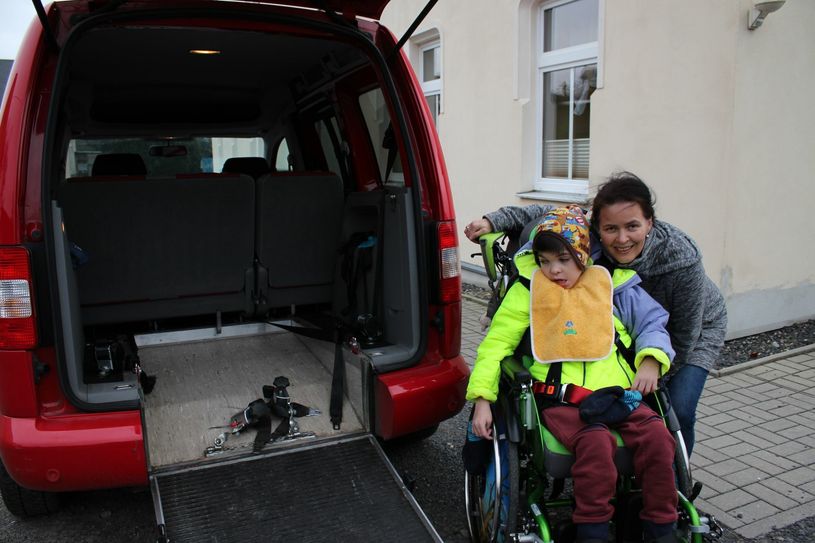 Max und Konstanze Schaaf neben dem Familienauto. Der alte Caddy hat zehn Jahre auf dem Buckel, ist aber eigentlich noch gut in Schuss. Nur passt der neue Rollstuhl nicht mehr richtig ins Auto. Foto: T. Keil