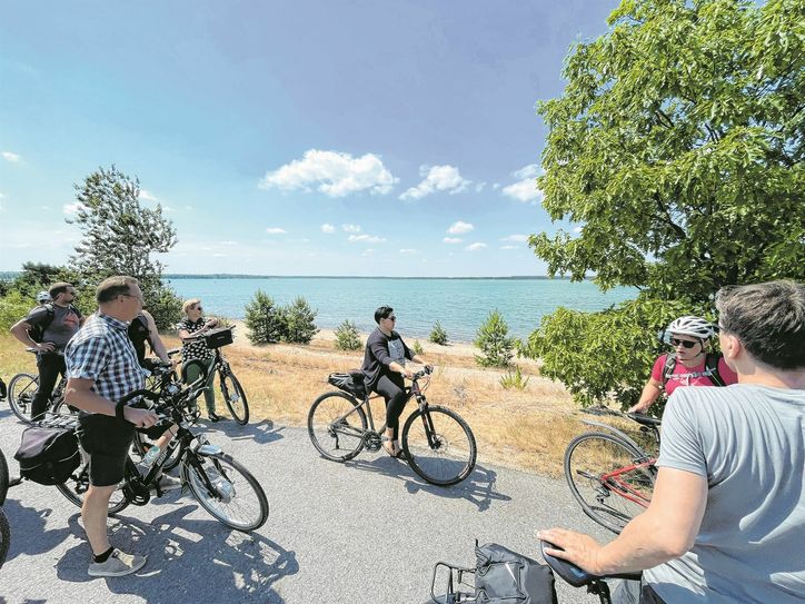Die Fahrradtour anlässlich der »LausitzWerkstatt 2022« machte auch einen Halt am Partwitzer See, der mit einer Wassertiefe von bis zu 55 Metern zu den tiefsten und größten Seen im Lausitzer Seenland zählt.