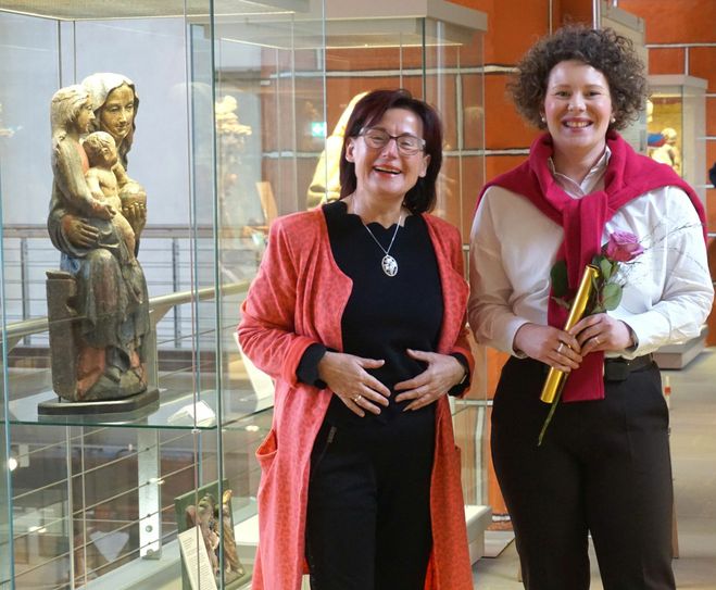 Museumsleiterin Martina Fischer (l.) übergibt die Museumsleitung symbolisch mit einem goldenen Staffelstab an ihre Nachfolgerin Linda Karohl-Kistmacher. Foto: PM