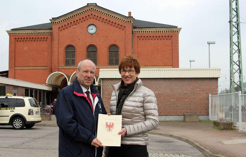 Ministerin Kathrin Schneider und Gubens amtierenden Bürgermeister Fred Mahro auf dem Gubener Bahnhofsvorplatz. Fotos: Stadt Guben