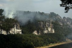 Der Waldbrand hat sich über große Teile der Bastei verbreitet. Foto: Daniel Förster