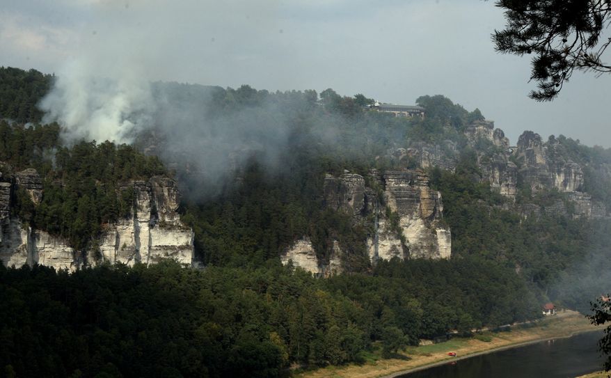 Der Waldbrand hat sich über große Teile der Bastei verbreitet. Foto: Daniel Förster
