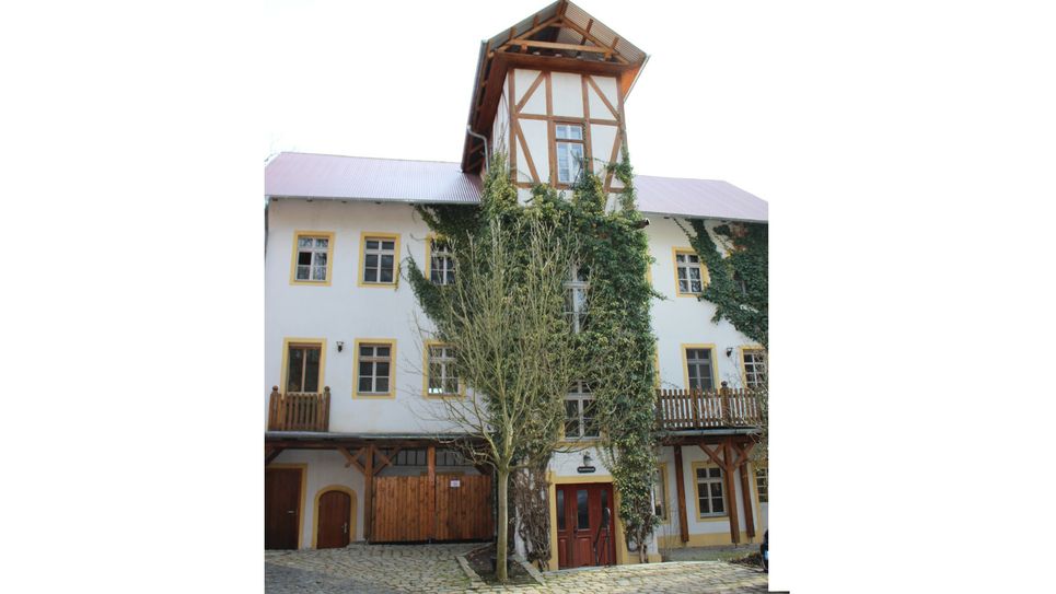 Von außen sind keine Schäden mehr zu sehen: Der Brand im Turmvillagebäude hatte elf Hotelzimmer und Teile der Küche zerstört. Foto: Tony Keil