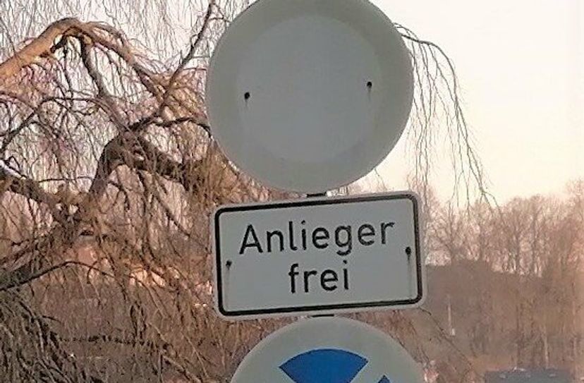 Der Zahn der Zeit und das Wetter nagen an vielen Verkehrszeichen.