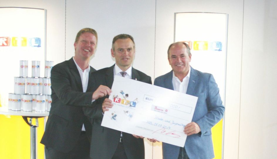 Foto v.l.n.r.: Roland Hauke (Johanniter), Jörg Lüssem (Johanniter), Wolfram Kons (Stiftung RTL – Wir helfen). Foto: Johanniter