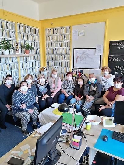 Das Team vom Roma-Zentrum Kamarad mit den selbst genähten Schutzmasken. 3. v. re. Miroslav Grajcar. Fotos: privat