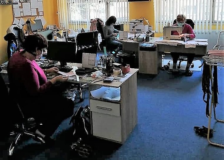 Die Mitarbeiterinnen und Mitarbeiter im Roma-Zentrum Decin nähen jetzt Schutzmasken.
