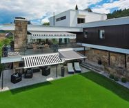 Terrasse und Balkon sind in der warmen Jahreszeit unsere absoluten Lieblingsplätze. Um nicht permanent in der prallen Sonne zu sitzen, ist eine Markise die erste Wahl. Sie bietet aber nicht nur Schutz gegen zu viel Sonne, sondern verhindert auch ungewollte Einblicke und einige Modelle sogar ungemütlichen Regen. Bild: tdx/JalouCity