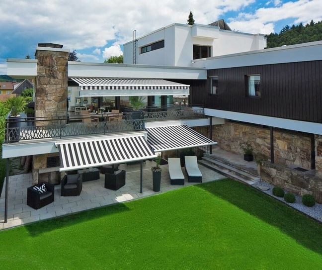 Terrasse und Balkon sind in der warmen Jahreszeit unsere absoluten Lieblingsplätze. Um nicht permanent in der prallen Sonne zu sitzen, ist eine Markise die erste Wahl. Sie bietet aber nicht nur Schutz gegen zu viel Sonne, sondern verhindert auch ungewollte Einblicke und einige Modelle sogar ungemütlichen Regen. Bild: tdx/JalouCity