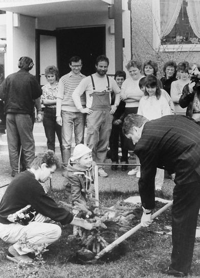 Ende der 1980er Jahre in Gorbitz: Dresdens damaliger OB Wolfgang Berghofer pflanzt mit den Bewohnern eines Hauses auf dem Helbigsdorfer Weg eine Blaufichte anlässlich der Vergabe der Goldenen Hausnummer. Der Baum erreicht heute die 4. Etage, die Goldene Hausnummer verschwand bei der Sanierung des Hauses (Foto Archiv Körner/Buch "Gorbitzer Höhenpromenade").