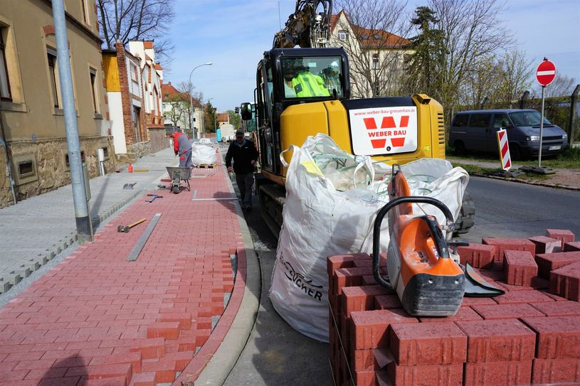 Letzte Pflasterarbeiten. Fotos: pm