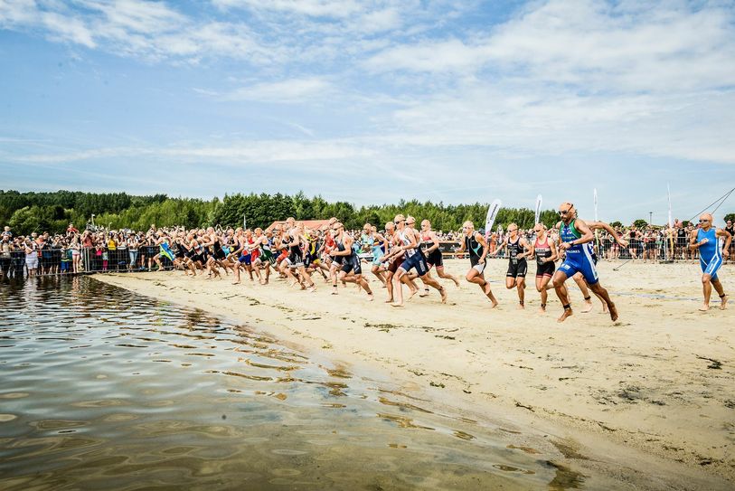 Die XTerra Elite Männer beim Schwimmstart 2016. Foto: Simon Pech, www.augen-futter.com