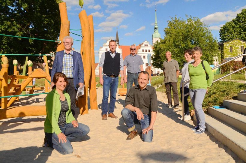 Der Naturpark-Förderverein und die Stadt Doberlug-Kirchhain haben die Bewegungslandschaft „erlebnisREICH Naturpark“ für die Öffentlichkeit übergeben (vo.li.na.re.): Katrin Heinrich, Leiterin des Naturpark-Besucherzentrums, Vorstandsmitglieder des Fördervereins Manfred Drews und Landrat Christian Heinrich-Jaschinski, Doberlug-Kirchhains Bürgermeister Bodo Broszinski, Naturpark-Leiter Lars Thielemann, und die Vorstandsmitglieder des Fördervereins Udo Winde, Birgit Springer und Marina Zörner. Foto Karsten Bär