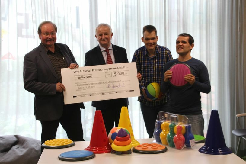 Albrecht Ludwig (links), Geschäftsführer des Diakoniewerks Oberlausitz, Dr. Peter Schiekel, Geschäftsführer der SPS Schiekel Präzisionssysteme GmbH und Marcus und Kai bei der Scheckübergabe im Katharinenhof. Foto: Keil