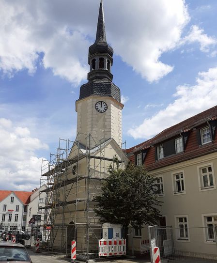 Der Rathausturm ist einschließlich der Wetterfahne circa 37 Meter hoch. Foto: Carola Zedler