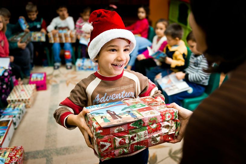 Kinder in Bulgarien, Georgien, Rumänien, Weißrussland, in der Mongolei, in der Slowakei und anderen Ländern erhalten durch die Aktion „Weihnachten im Schuhkarton“ Geschenke zu Weihnachten. Foto: Geschenke der Hoffnung/David Vogt