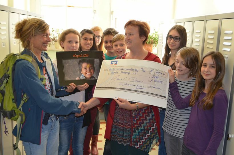Kerstin Herrmann (rechts) übergibt den Scheck an Katrin Götz. Foto: Hubertus Kaiser