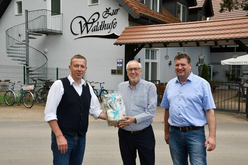 Landrat Christian Heinrich-Jaschinski (l.) begrüßte zusammen mit dem Kreistagsvorsitzenden Thomas Lehmann (r.) den 1. Stellvertretenden Landrat aus dem Märkischen Partnerkreis in Nordrhein-Westfalen, Detlef Seidel (M.). Foto: Pressestelle Kreisverwaltung