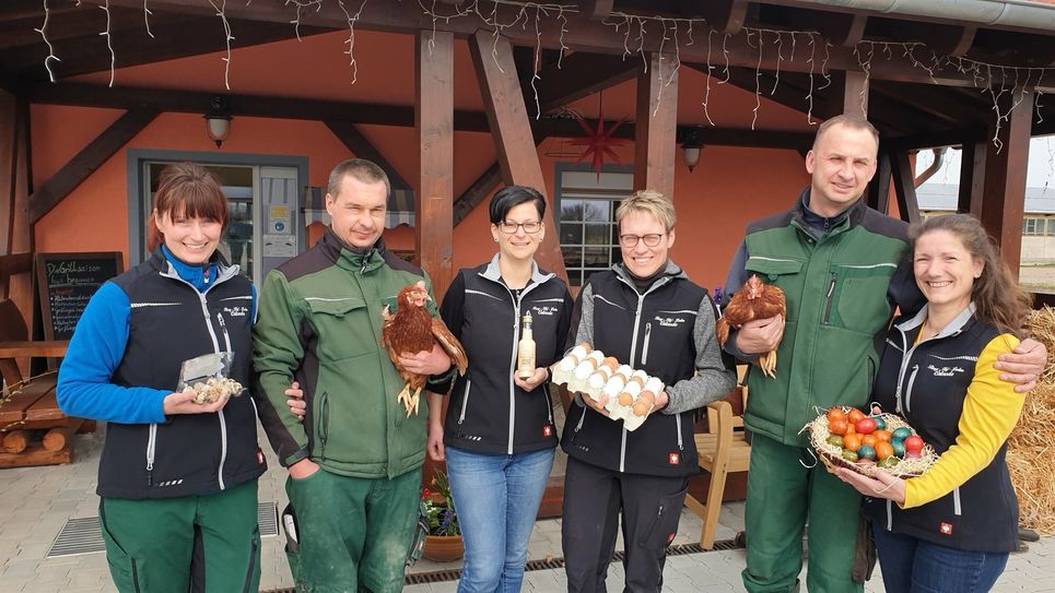 Das Team vom Berg-Hof in Osteroda um Chef Ronny Lange (2.v.r) sowie Ehefrau Sandra Lange (3.v.l.) .