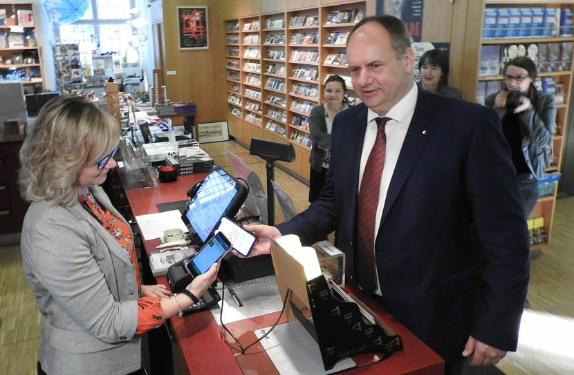 Wer die App auf dem Handy hat, kann für alle Museen der Stat Dresden Tickets bargeldlos kaufen. An der Kasse wird dann nur noch der QR-Code ausgelesen. Bei Dresdens OB Dirk Hilbert funktioniert die App bereits. Fotos: Pönisch