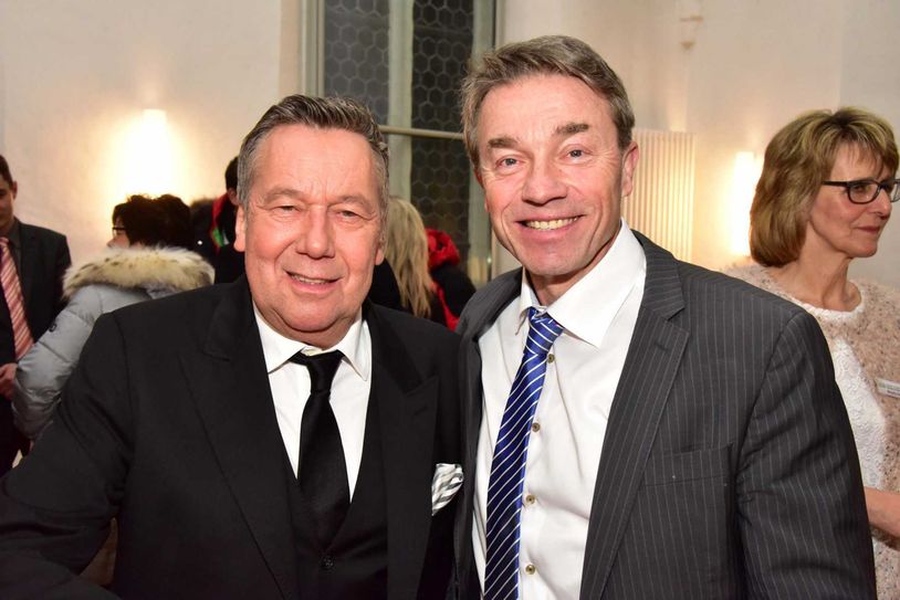 In der Cottbuser Oberkirche St.Nikolai ist am Donnerstagabend der Sänger Roland Kaiser mit dem diesjährigen Albert-Schweitzer-Preis der Kinderdörfer und Familienwerke für sein besonderes soziales Engagement geehrt. Foto: Michael Helbig