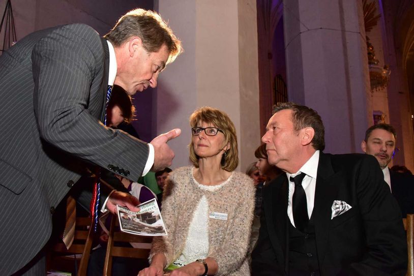 In der Cottbuser Oberkirche St.Nikolai ist am Donnerstagabend der Sänger Roland Kaiser mit dem diesjährigen Albert-Schweitzer-Preis der Kinderdörfer und Familienwerke für sein besonderes soziales Engagement geehrt. Foto: Michael Helbig