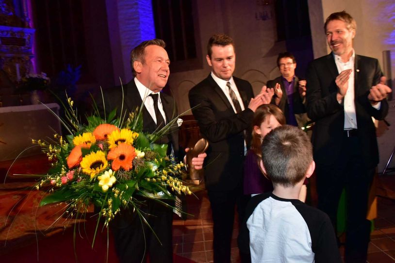 In der Cottbuser Oberkirche St.Nikolai ist am Donnerstagabend der Sänger Roland Kaiser mit dem diesjährigen Albert-Schweitzer-Preis der Kinderdörfer und Familienwerke für sein besonderes soziales Engagement geehrt. Foto: Michael Helbig