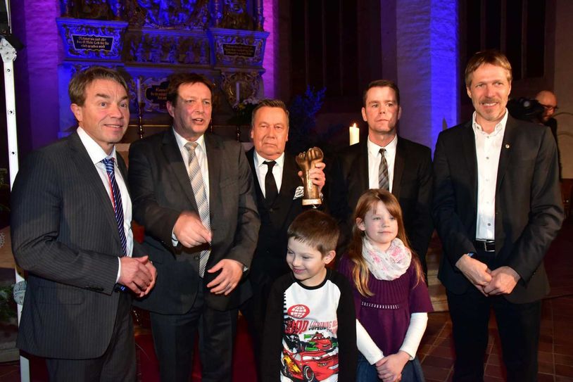 In der Cottbuser Oberkirche St.Nikolai ist am Donnerstagabend der Sänger Roland Kaiser mit dem diesjährigen Albert-Schweitzer-Preis der Kinderdörfer und Familienwerke für sein besonderes soziales Engagement geehrt. Foto: Michael Helbig