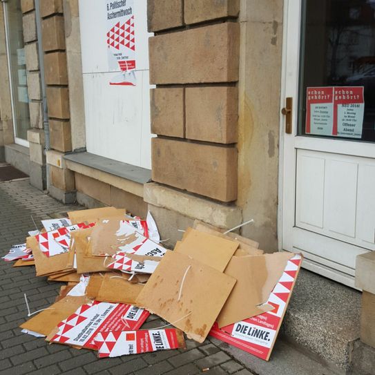 Die zerstörten Plakate wurden vor dem Bürgerbüro hingeworfen. Foto: Linke