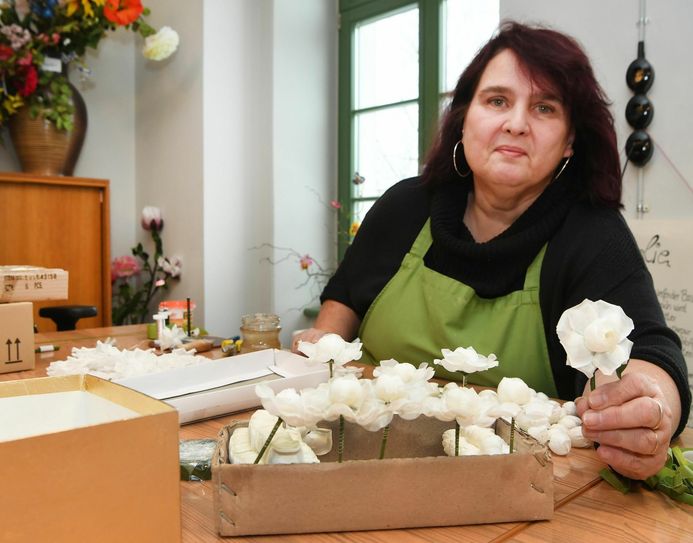 »Blümelfrau« Andrea Matthes mit einer Rose.         Foto: Jörn Wolf