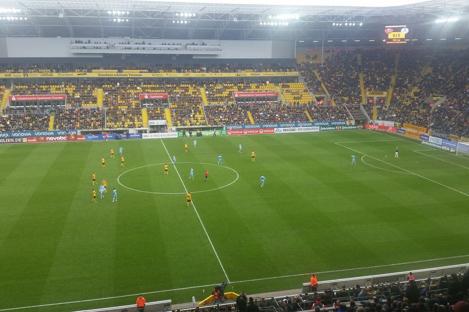 Auch wenn es nur zu einem Punkt reichte, feierten die Dynamo-Fans ihre Mannschaft. Foto: Pohl