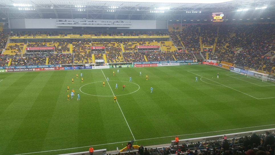 Auch wenn es nur zu einem Punkt reichte, feierten die Dynamo-Fans ihre Mannschaft. Foto: Pohl
