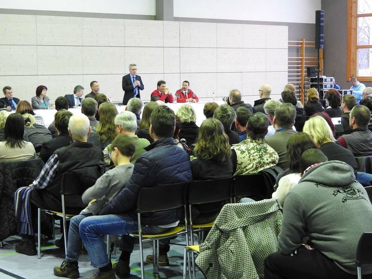 Die Mehrzweckhalle in Röderau war mit fast 600 Plätzen bestuhlt und bis auf den letzten Platz belegt.  Fotos: Farrar
