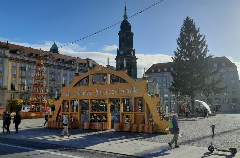 Es bleibt dabei: Schwibbogen, Pyramide, Krippe und Weihnachtsbaum künden auf dem Dresdner Altmarkt von der Advents- und Weihnachtszeit, ein buntes Markttreiben wie bisher wird es 2020 allerdings nicht geben. Foto: Pönisch