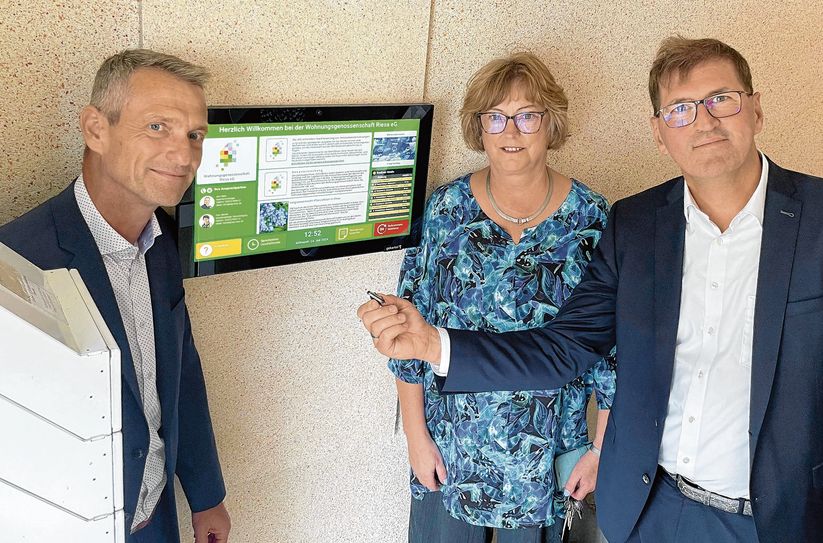 Sirko Lunkwitz und Kerstin Kluge, Vorstände der Wohnungsgenossenschaft Riesa mit Klaus Schäfer, Vorstand der Entwicklerfirma gkartel AG, an einer typischen Haustafel in einem Mietobjekt der Heinz-Steyer-Straße. (v.l.)